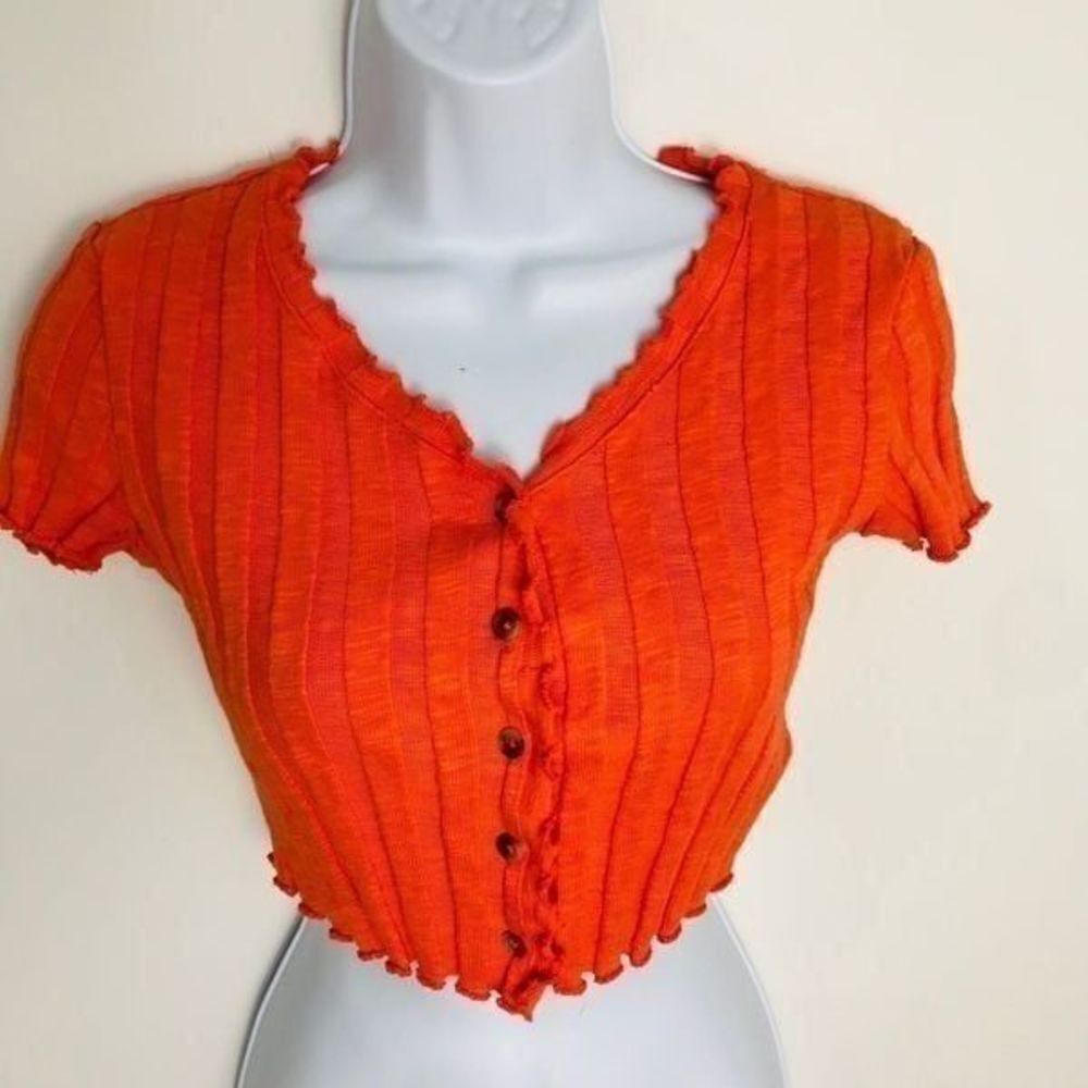 BDG red short sleeve V-neck size medium .. 0478